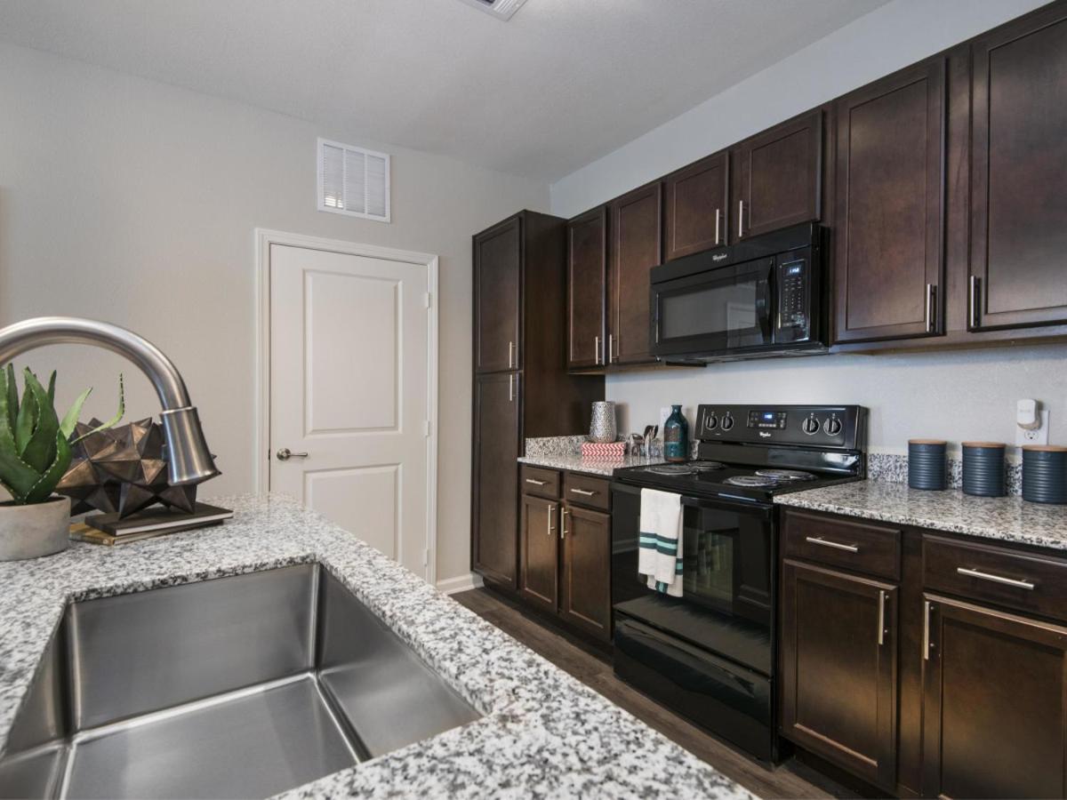 Spacious Furnished Resort Style Apartments Tomball Ruang foto