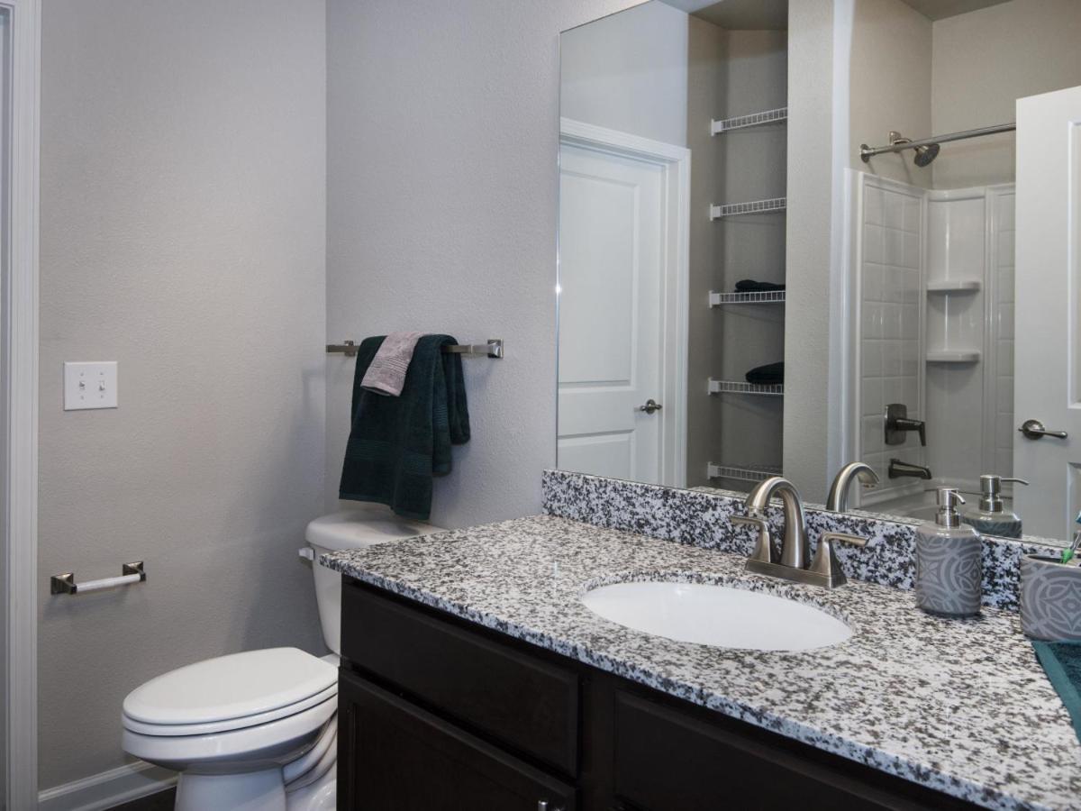 Spacious Furnished Resort Style Apartments Tomball Ruang foto